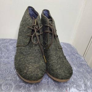 Like new!Toms Desert Wedge Olive Herringbone Boots